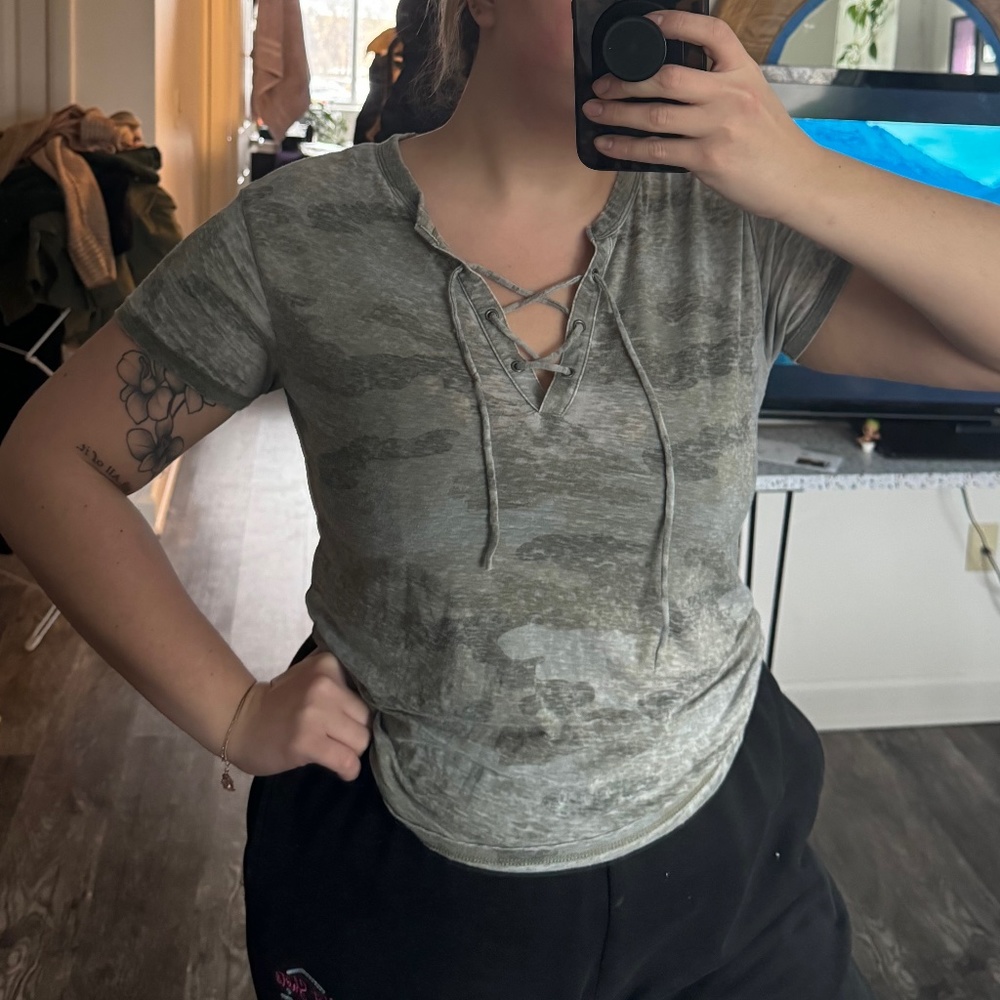 American Eagle Size M Camo Tee